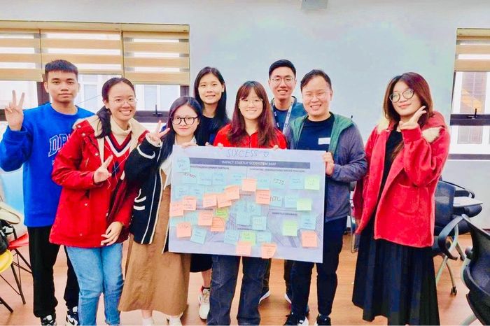 Theo Nhung, việc đảm nhiệm nhiều vai trò cùng lúc buộc cô phải học cách quản trị bản thân trước khi nghĩ đến việc dẫn dắt người khác. “Nhà quản trị giỏi trước hết phải biết quản trị bản thân. Quản lý tốt quỹ thời gian, công việc và cảm xúc của chính mình thì mới có thể quản trị người khác”, cô nói.