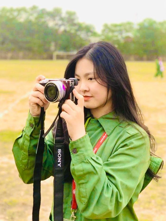 Sinh ra trong gia đình có bố mẹ đều là lao động phổ thông, Trang Nhung cho biết cô từng nghe nhiều định kiến về việc “khó có thể đi xa” với xuất phát điểm như vậy. Tuy nhiên, chính những trải nghiệm ấy lại khiến nữ sinh hình thành mong muốn được học hỏi nhiều hơn và tạo ra tác động tích cực cho cộng đồng. 