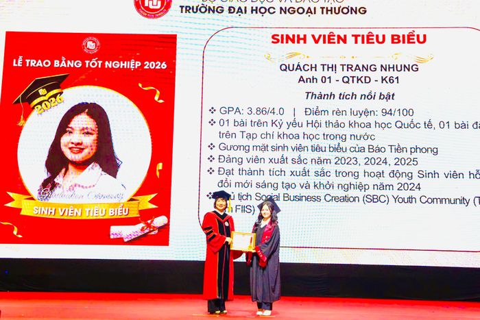 Bước vào môi trường mới, Nhung đối diện với cảm giác áp lực khi xung quanh đều là những sinh viên nổi bật. Việc trượt một câu lạc bộ trong năm nhất trở thành trải nghiệm khiến cô suy nghĩ nhiều. “Việc trượt CLB khiến em nhận ra rằng nếu không chủ động thay đổi thì mọi thứ sẽ không tự nhiên tốt lên”, Nhung chia sẻ. Thay vì cố gắng chứng minh bản thân với người khác, nữ sinh bắt đầu tập trung tìm hiểu chính mình: phù hợp với môi trường nào, muốn theo đuổi điều gì và có thể tạo ra giá trị gì cho tập thể.