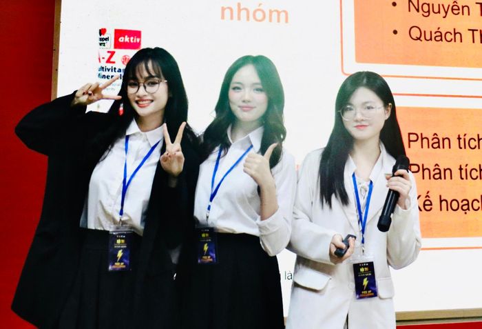 Sau 4 năm đại học, điều lớn nhất Trang Nhung nhận được không chỉ là danh hiệu hay thành tích, mà là sự trưởng thành trong tư duy và cách nhìn nhận bản thân. “Mình không định nghĩa bản thân bằng một vị trí hay thành tích cụ thể, mà bằng những giá trị mình theo đuổi”, cô nói. 