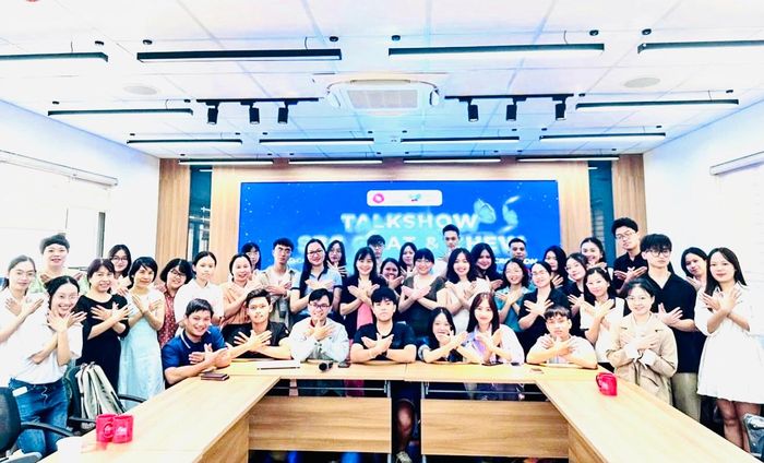 “Em luôn nghĩ rằng nếu mình không có xuất phát điểm quá thuận lợi thì càng phải bền bỉ và quyết tâm hơn người khác”, Nhung nói. Điều cô tâm niệm trong suốt hành trình đại học là không ngại thử sức và bước ra khỏi vùng an toàn. Theo nữ sinh, mỗi trải nghiệm đều giúp bản thân hiểu rõ hơn điểm mạnh, điểm yếu cũng như con đường mình muốn theo đuổi.