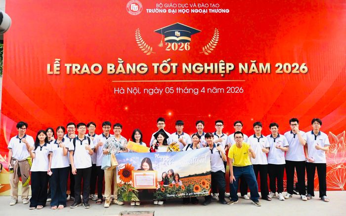 Không dừng ở đó, Trang Nhung còn tham gia nghiên cứu khoa học với bài nghiên cứu về ESG và khả năng giữ chân nhân sự Gen Z được chấp nhận trình bày tại hội thảo SBC Conference 2024 ở Bangkok (Thái Lan). Cô cũng đạt nhiều thành tích tại các cuộc thi học thuật, khởi nghiệp như Top 5 TEC Startup Program 2023, Top 5 FIZZ Up Challenge 2024, Top 8 Vietnam ESG Challenge 2023 hay Top 15 I-Startup 2025. 