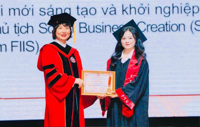 Sinh năm 2004 tại Tam Điệp (Ninh Bình), Trang Nhung là cựu học sinh Trường THPT Nguyễn Huệ. Cô từng đạt giải Nhì học sinh giỏi Toán cấp tỉnh, Huy chương Đồng Toán Tuổi thơ toàn quốc năm 2018 và đỗ xét tuyển sớm vào Ngoại thương bằng thành tích học sinh giỏi. Điều đáng chú ý là Ngoại thương ban đầu không phải lựa chọn số một của Nhung. Nữ sinh cho biết quyết định đặt FTU làm nguyện vọng ưu tiên đến khá muộn, sau khi bị thuyết phục bởi hình ảnh sinh viên “không chỉ giỏi học thuật mà còn năng động, dám dấn thân và tạo ra giá trị cho cộng đồng”.