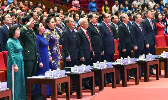 Chủ tịch Quốc hội Trần Thanh Mẫn, nguyên Tổng Bí thư Nông Đức Mạnh và các đại biểu thực hiện nghi thức chào cờ. (Ảnh: Lâm Hiển)