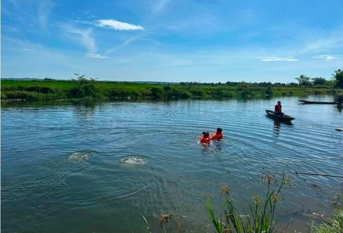 Lực lượng chức năng tìm kiếm từ đêm 17/6 đến trưa 18/6 mới tìm thấy thi thể 2 nạn nhân. (Ảnh: Phòng Cảnh sát PCCC và CNCH Công an TP Huế)
