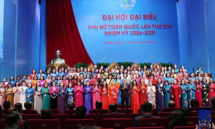 Chủ tịch Quốc hội Trần Thanh Mẫn tặng hoa chúc mừng Ban Chấp hành Trung ương Hội Liên hiệp Phụ nữ Việt Nam khóa XIV.