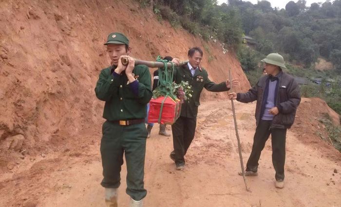 Cựu chiến binh Nguyễn Văn Kim (bên trái) trong một chuyến tìm kiếm hài cốt của đồng đội tại Vị Xuyên, tỉnh Tuyên Quang.