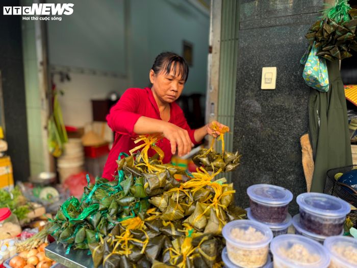 Hàng nghìn chiếc bánh ú được các tiểu thương chuẩn bị cho mùa bán cao điểm trong năm. Dù sức mua có biến động, đây vẫn là một trong những mặt hàng truyền thống bán chạy nhất dịp Tết Đoan Ngọ.