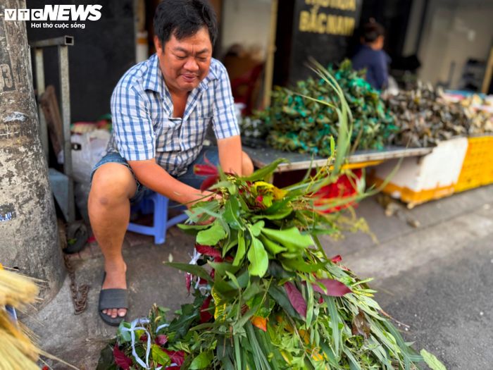 Theo các tiểu thương, phần lớn nguyên liệu làm bó lá xông được thu hái từ các vùng quê miền Tây. Để có đủ các loại lá theo đúng phong tục, người bán phải đi nhiều nơi, từ bờ ao, bờ sông đến các khu vườn dân sinh.