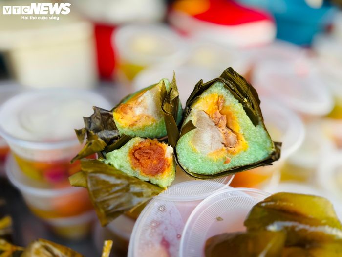 Bánh ú tro ngày càng đa dạng về hương vị mặn, ngọt và kích thước.