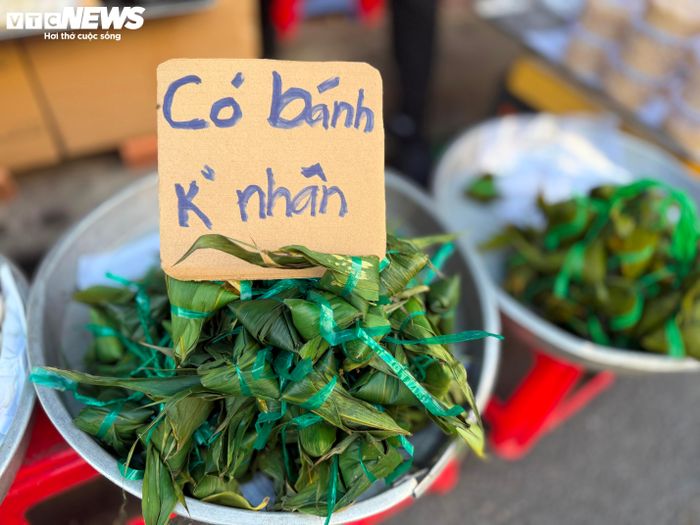 Những lớp lá tre xanh bao bọc bên ngoài không chỉ giúp bảo quản bánh mà còn tạo nên mùi thơm đặc trưng. Đây là nét ẩm thực dân gian được nhiều gia đình gìn giữ qua nhiều thế hệ.