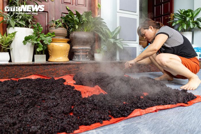 Đang hoàn thiện những mẻ cơm rượu nếp cuối cùng, chị Lê Thị Uyển, người có gần 30 năm gắn bó với nghề, cho biết sức mua năm nay tăng mạnh. Lượng khách đặt buôn cao gấp khoảng 3 lần so với năm trước, khiến gia đình chị phải làm việc suốt ngày đêm nhiều ngày qua.