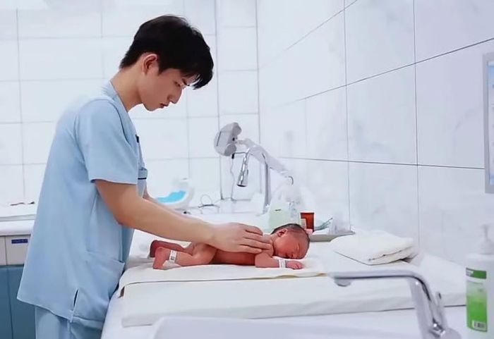 Zhang chăm sóc một em bé sơ sinh trong bệnh viện. (Ảnh: Weixin)