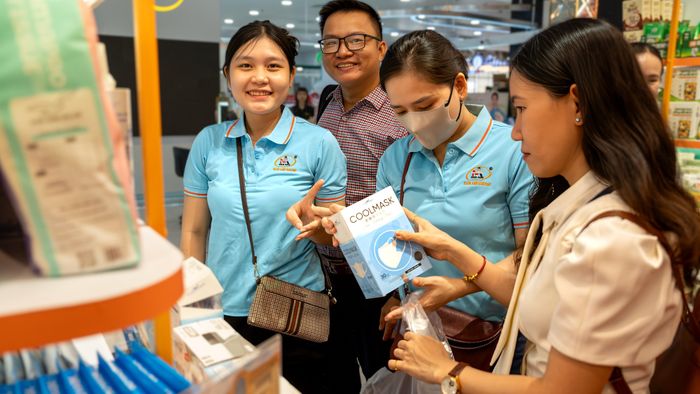 SATRA đang vận hành hệ thống bán lẻ, bao gồm 3 trung tâm thương mại Centre Mall, 4 siêu thị tự chọn Satramart cùng hơn 150 cửa hàng thực phẩm tiện lợi Satrafoods.