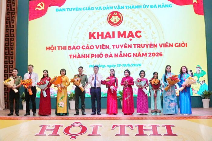 Lãnh đạo thành phố tặng hoa các thí sinh tham gia vòng chung khảo cấp thành phố. 
