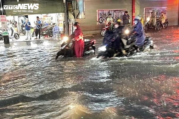 Rất nhanh sau đó, nhiều tuyến đường như Quốc Hương, Xuân Thủy, Lê Văn Việt... bắt đầu ngập.