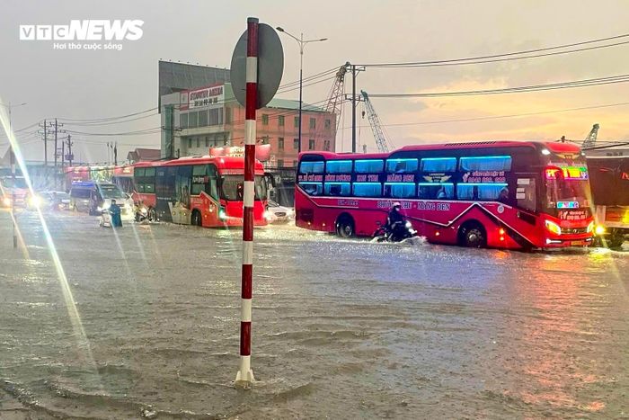 Tại Quốc lộ 13, đoạn qua phường Thuận Giao (Bình Dương cũ), tình trạng này diễn ra nghiêm trọng hơn, nhiều thời điểm ngập sâu từ 30-50cm.