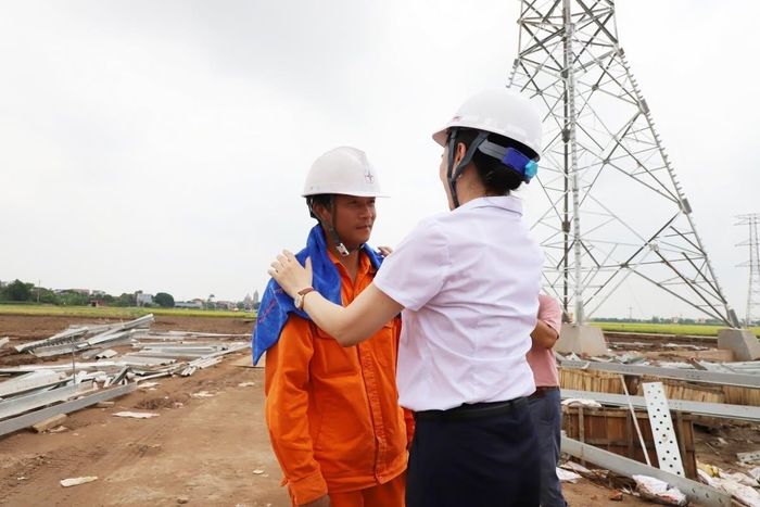 Bà Đỗ Nguyệt Ánh luôn quan tâm đến điều kiện làm việc và tinh thần của những công nhân đang trực tiếp thi công trên công trường.