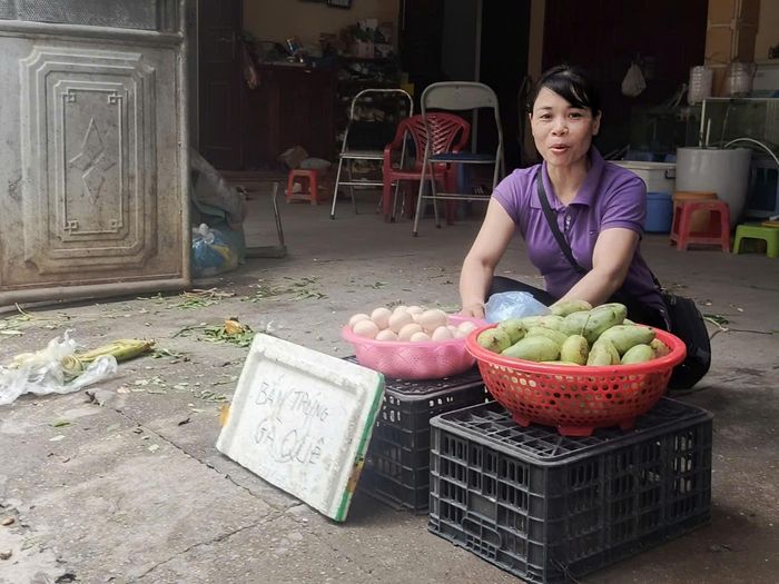 "Để mưu sinh, tôi phải thuê lại diện tích chưa đầy 1m² với giá 1 triệu đồng/tháng để buôn bán qua ngày. Chúng tôi rất mong thành phố sớm xây dựng một khu chợ quy củ để bà con có chỗ kinh doanh ổn định, hợp pháp", tiểu thương Lê Thị Loan bày tỏ.
