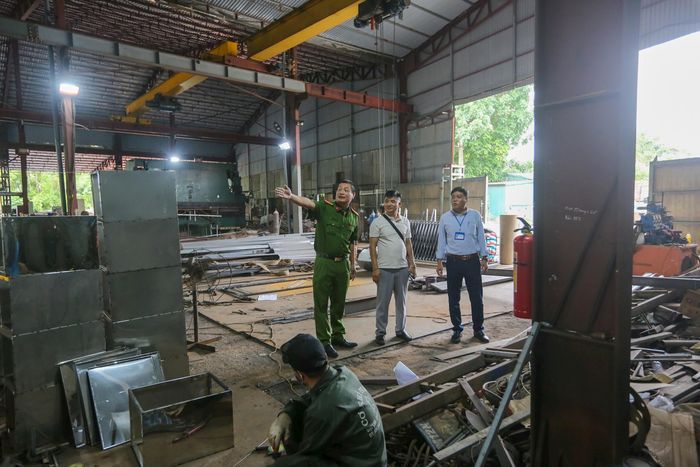 Đoàn kiểm tra liên ngành xã Nam Phù kiểm tra hoạt động một công ty trên địa bàn. Ảnh: Khánh Huy
