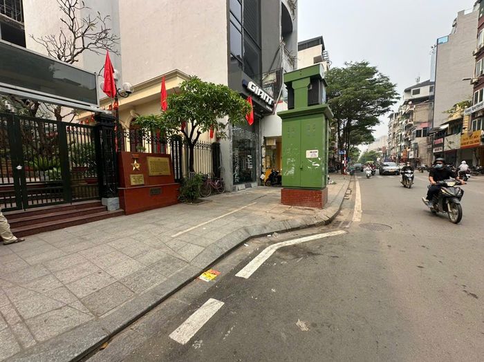 Với việc ứng dụng camera AI cùng nhiều giải pháp đồng bộ, phường Văn Miếu - Quốc Tử Giám quyết tâm xóa bỏ điểm nghẽn về trật tự đô thị, vệ sinh môi trường trên địa bàn. Ảnh: Quyên An