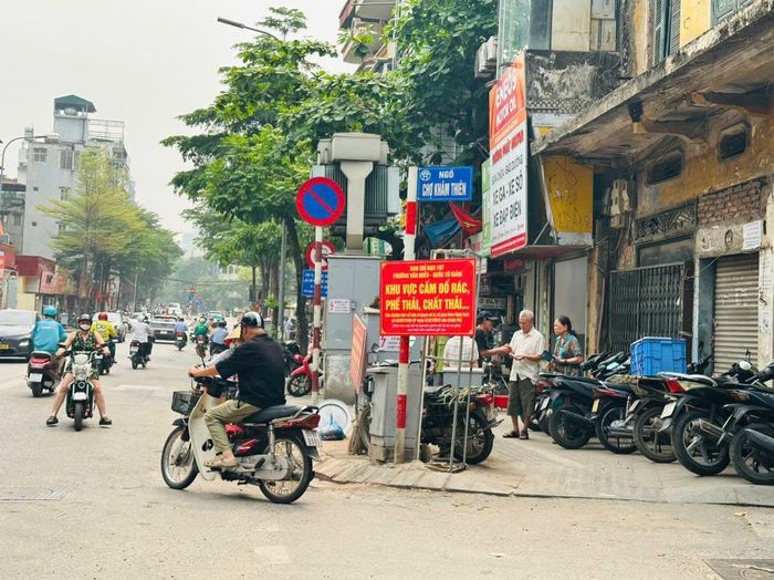 Bằng nhiều giải pháp tuyên truyền, bố trí các chốt trực, ngõ Chợ Khâm Thiên từng là "điểm nóng" về rác đã có nhiều chuyển biến tích cực. Ảnh: Quyên An