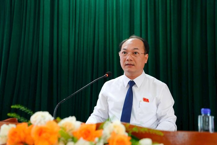Bí thư Đảng ủy, Chủ tịch HĐND xã Đông Anh Nguyễn Anh Dũng phát biểu khai mạc Kỳ họp thứ Ba. Ảnh: MK