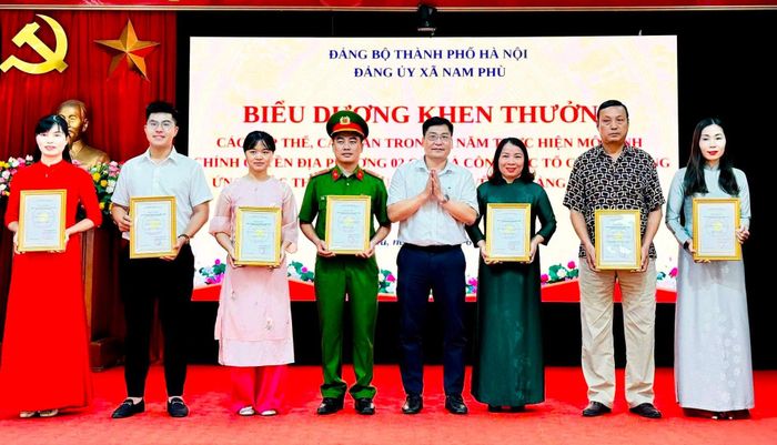 Ban Tổ chức trao giải cho Nhất các tác giả dự thi thể loại báo in. Ảnh: Bảo Thoa