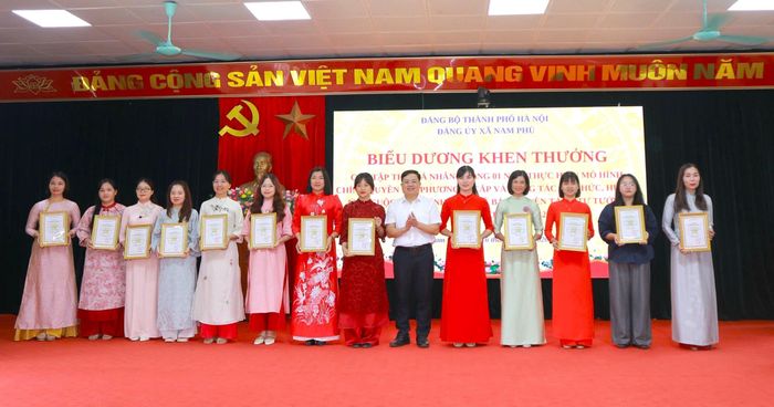 Ban Tổ chức trao giải Nhất cho các tác giả dự thi thể loại truyền hình. Ảnh: Bảo Thoa