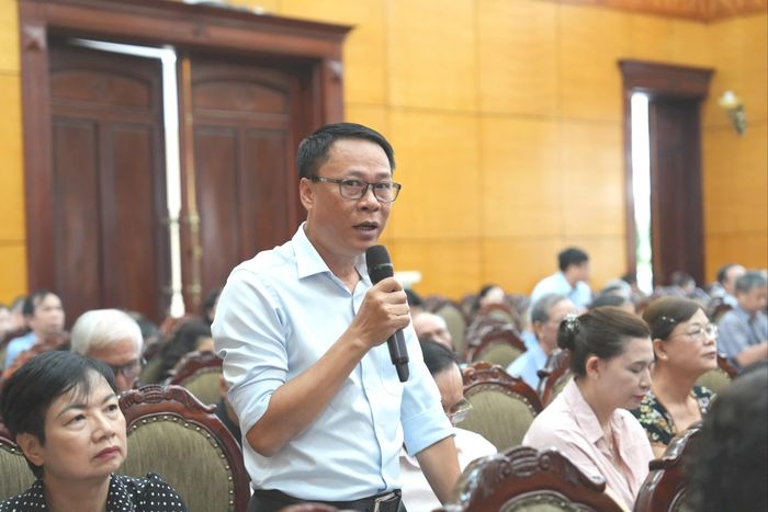 Cử tri phường Hồng Hà nêu ý kiến, kiến nghị tại chương trình. Ảnh: Vân Hà