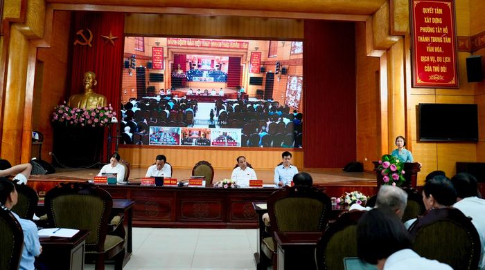 Quang cảnh buổi tiếp xúc cử tri của các đại biểu HĐND thành phố - Đơn vị bầu cử số 6. Ảnh: Vân Hà