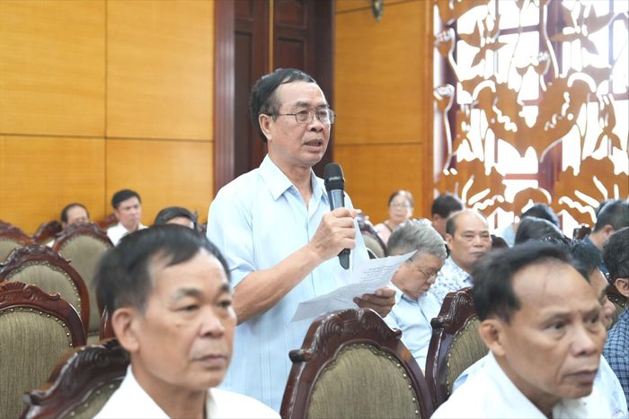 Cử tri phát biểu ý kiến, kiến nghị tại buổi tiếp xúc. Ảnh: Vân Hà