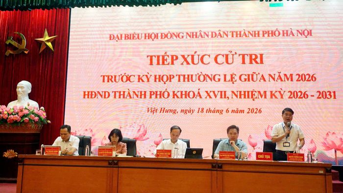 Đại biểu HĐND thành phố Hà Nội khóa XVII - Đơn vị bầu cử số 12 tiếp xúc cử tri. Ảnh: B.Duy