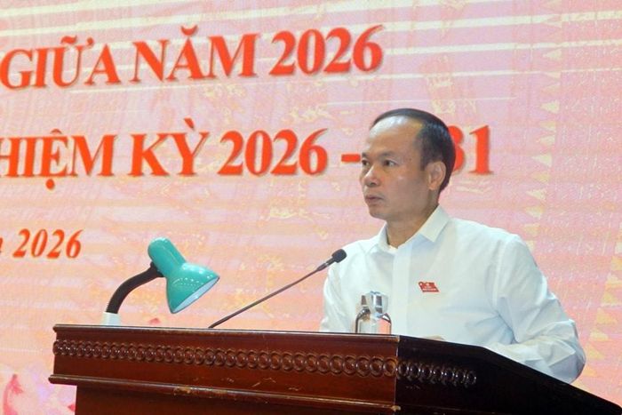 Ông Đường Hoài Nam, Bí thư Đảng ủy, Chủ tịch HĐND phường Việt Hưng tiếp thu ý kiến tại hội nghị. Ảnh: B.Duy