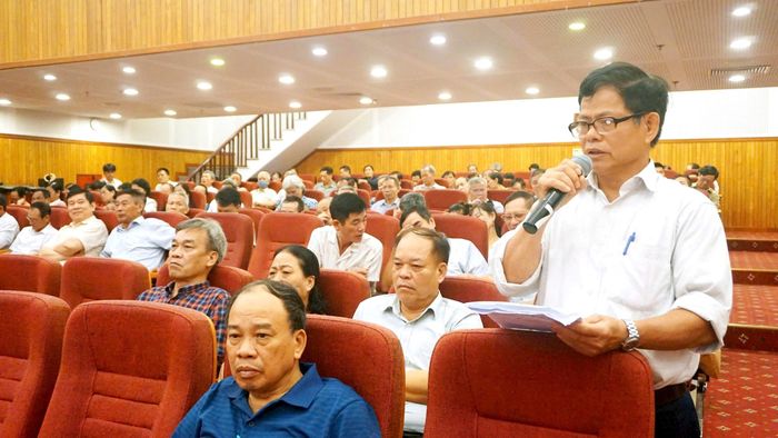 Cử tri nêu ý kiến tại hội nghị. Ảnh: B.Duy