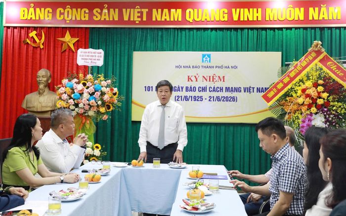 Đến thăm, chúc mừng Hội Nhà báo thành phố Hà Nội, Phó Chủ tịch Thường trực UBND thành phố Hà Nội Dương Đức Tuấn ghi nhận và đánh giá cao những đóng góp của Hội Nhà báo thành phố cùng đội ngũ những người làm báo Thủ đô. Ảnh: VV
