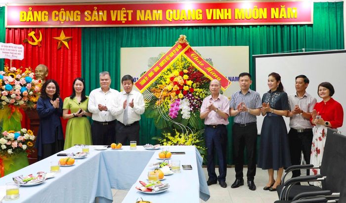Phó Chủ tịch Thường trực UBND thành phố Hà Nội Dương Đức Tuấn đến thăm, chúc mừng Hội Nhà báo thành phố Hà Nội. Ảnh: VV