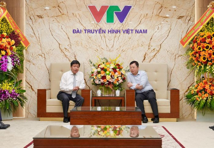 Tại Đài Truyền hình Việt Nam, Phó Chủ tịch Thường trực UBND thành phố Hà Nội Dương Đức Tuấn ghi nhận và đánh giá cao những đóng góp của đội ngũ cán bộ, phóng viên, biên tập viên trong công tác thông tin, tuyên truyền, đồng hành cùng sự phát triển của Thủ đô. Ảnh: Hồng Thái