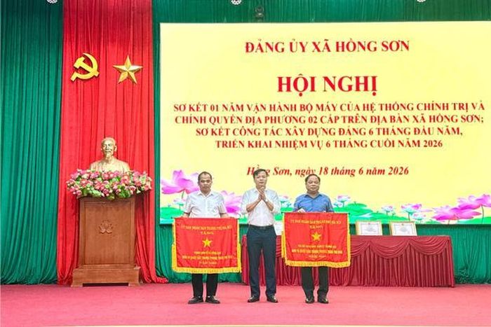 Ban Xây dựng Đảng và Phòng Kinh tế xã được nhận Cờ thi đua của UBND thành phố Hà Nội. Ảnh: Nguyễn Cường