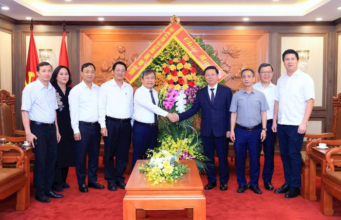 Chủ tịch UBND thành phố Vũ Đại Thắng đến thăm, chúc mừng Ban Tuyên giáo và Dân vận Trung ương. Ảnh: Viết Thành
