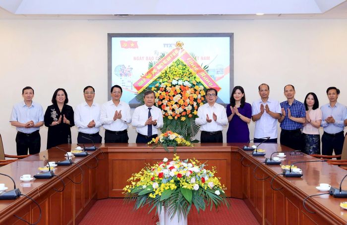 Chủ tịch UBND thành phố Hà Nội Vũ Đại Thắng đã tặng hoa chúc mừng Thông tấn xã Việt Nam. Ảnh: Viết Thành