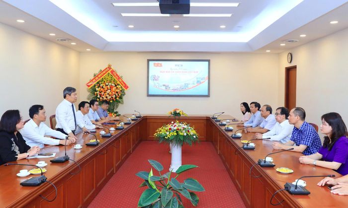 Chủ tịch UBND thành phố Hà Nội Vũ Đại Thắng thăm, chúc mừng Thông tấn xã Việt Nam. Ảnh: Viết Thành
