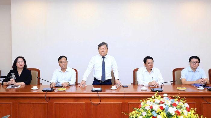 Chủ tịch UBND thành phố Hà Nội Vũ Đại Thắng chúc mừng các đơn vị nhân kỷ niệm 101 năm Ngày Báo chí cách mạng Việt Nam. Ảnh: Viết Thành