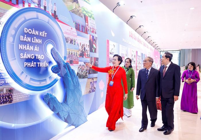 Ủy viên Bộ Chính trị, Chủ tịch Quốc hội Trần Thanh Mẫn; nguyên Ủy viên Bộ Chính trị, nguyên Chủ tịch Quốc hội Nguyễn Sinh Hùng tham quan triển lãm Dấu ấn và khát vọng trong kỷ nguyên số. Ảnh: Trường Phong