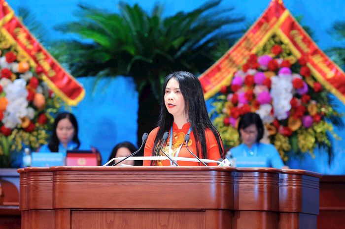Phó Chủ tịch Thường trực Trung ương Hội Liên hiệp phụ nữ Việt Nam Trần Lan Phương trình bày Dự thảo báo cáo chính trị. Ảnh: Hoàng Toàn