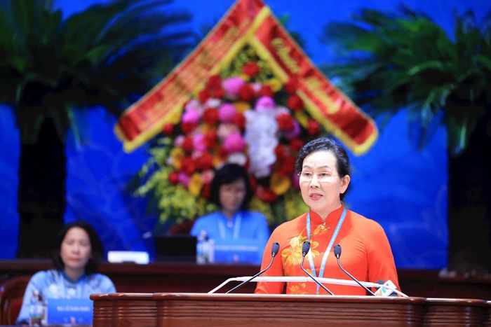 Ủy viên Trung ương Đảng, Phó Chủ tịch Ủy ban Trung ương MTTQ Việt Nam, Chủ tịch Trung ương Hội Liên hiệp phụ nữ Việt Nam Lê Thị Thủy phát biểu khai mạc Đại hội. Ảnh: Trường Phong