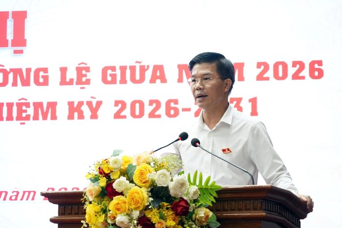 Tổ trưởng Tổ đại biểu Đơn vị bầu cử số 16 Nguyễn Nguyên Hùng tiếp thu ý kiến của cử tri. Ảnh: Lan Oanh