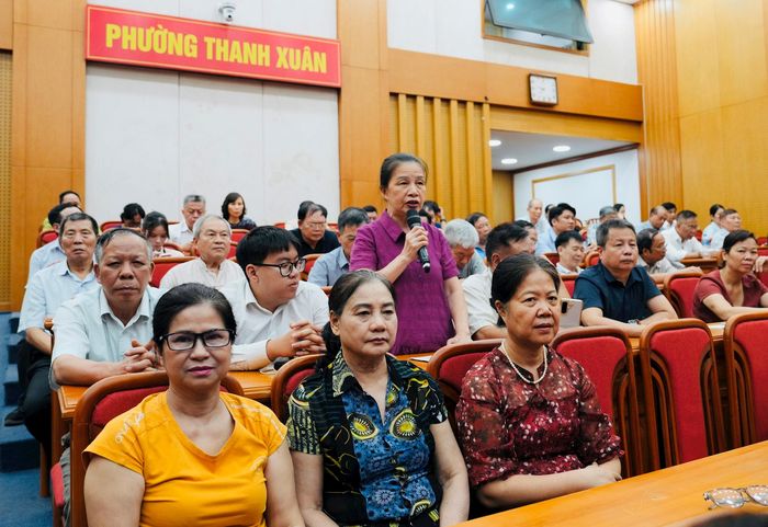 Cử tri kiến nghị các vấn đề dân sinh. Ảnh: Hồng Thái