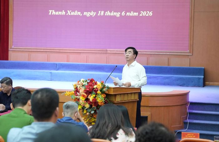 Bí thư Đảng ủy, Chủ tịch HĐND phường Khương Đình Võ Đăng Dũng, Tổ trưởng Tổ đại biểu số 7 HĐND thành phố phát biểu tại cuộc tiếp xúc cử tri. Ảnh: Hồng Thái
