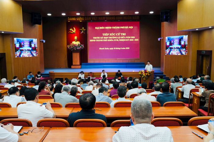 Quang cảnh cuộc tiếp xúc cử tri. Ảnh: Hồng Thái